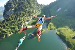  阿尔卡拉斯复出首秀出彩，洛杉矶湖人主场横扫明尼苏达森林狼，豪取20连胜