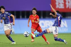 足球锦标争夺赛中，女球员实力惊艳
